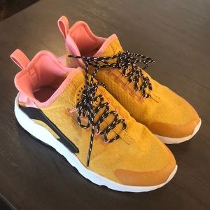 BARELY WORN Nike Huaraches